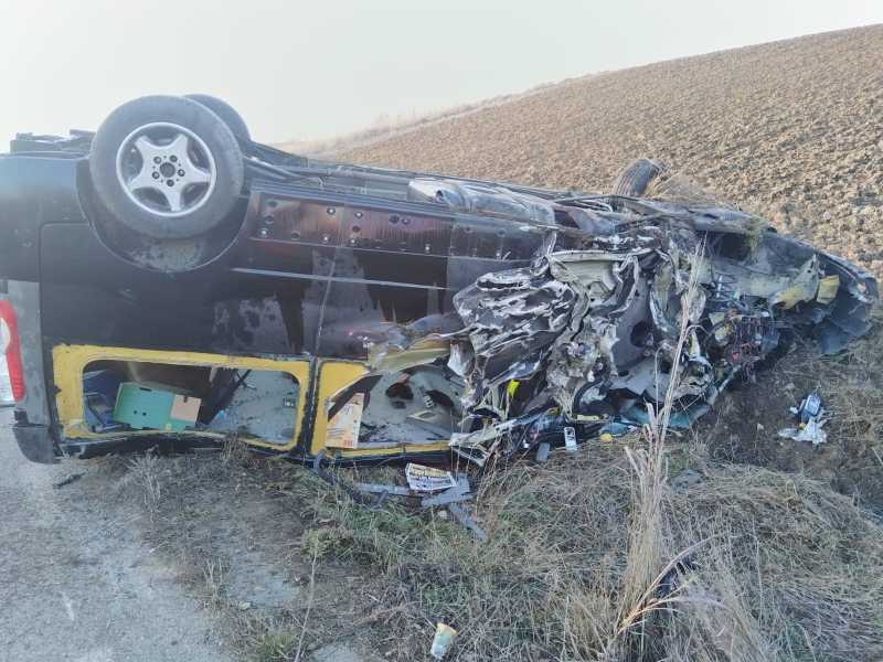 Accident între un microbuz și o autoutilitară pentru transport deșeuri; cinci persoane primesc îngrijiri