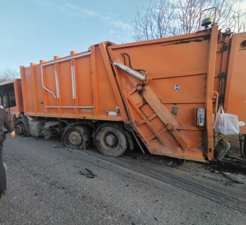 Accident între un microbuz și o mașină de gunoi – cinci persoane la spital; microbuzul ar fi intrat pe contrasens (surse)