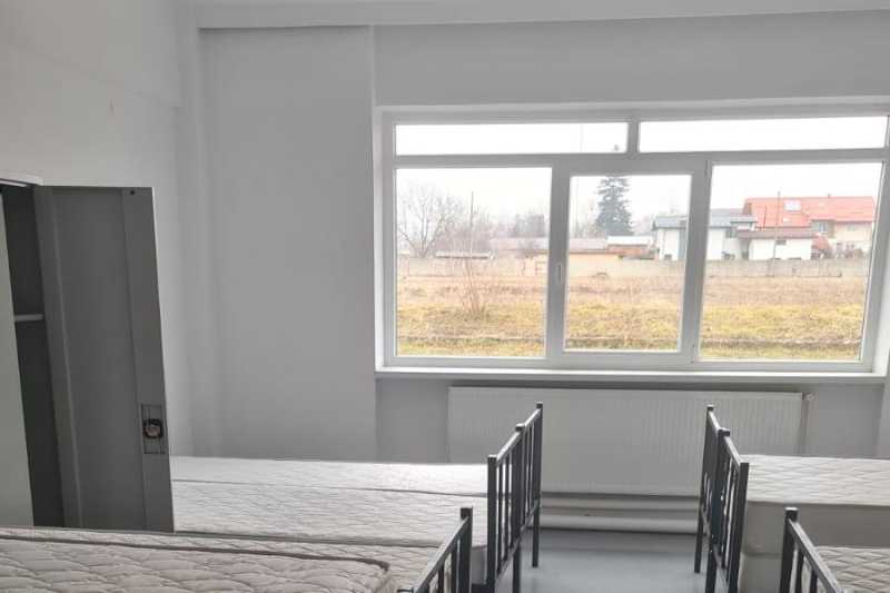 Tencuială căzută într-un dormitor al Școlii de Poliție Câmpina – urme de lovituri pe mai multe tavane