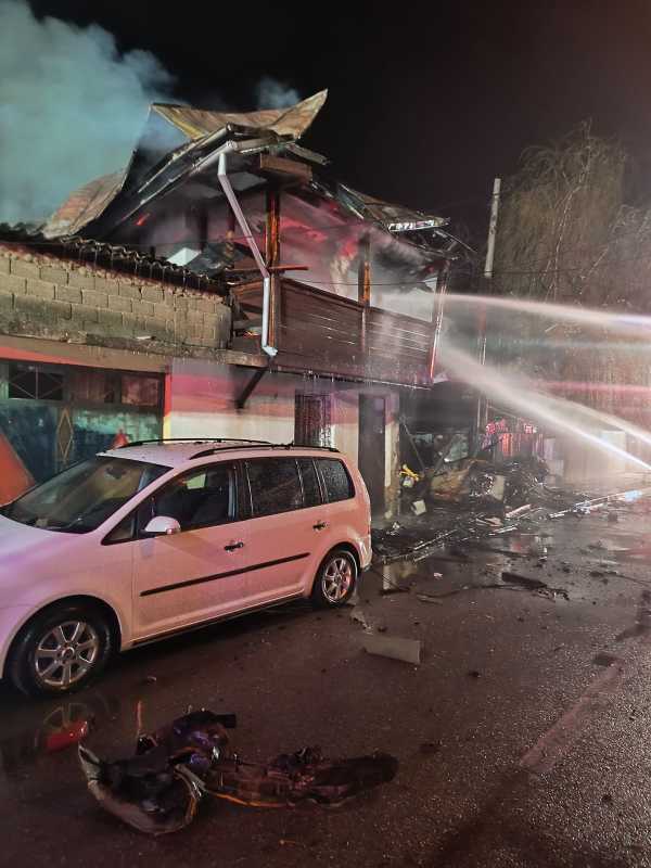 Case cuprinse de un incendiu la Ploiești; un pompier și doi jandarmi – răniți de explozia unei butelii