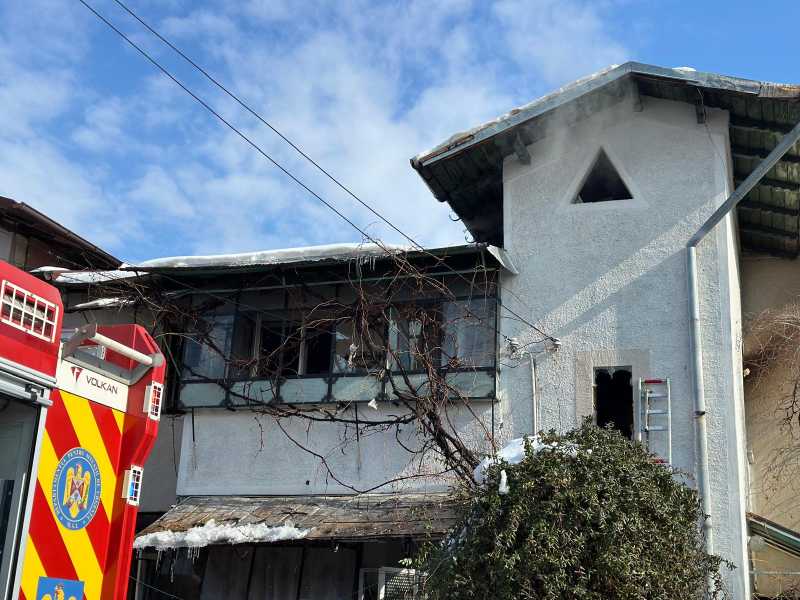 Bătrân de 85 de ani, salvat de pompieri dintr-un incendiu care i-a cuprins locuința