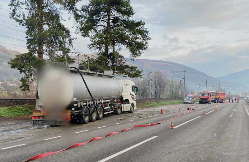 Scurgeri de acid sulfuric dintr-o cisternă aflată pe DN 1, la Comarnic; zona va fi evacuată
