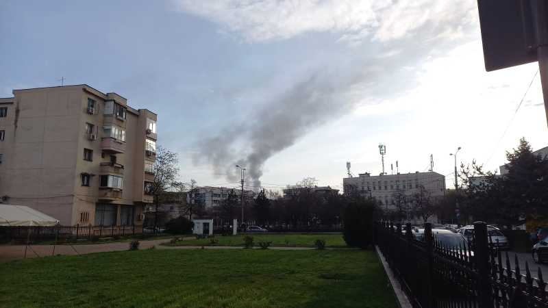 Fum gros la Rafinăria Lukoil după o cădere totală de tensiune; au fost alertate autoritățile de mediu