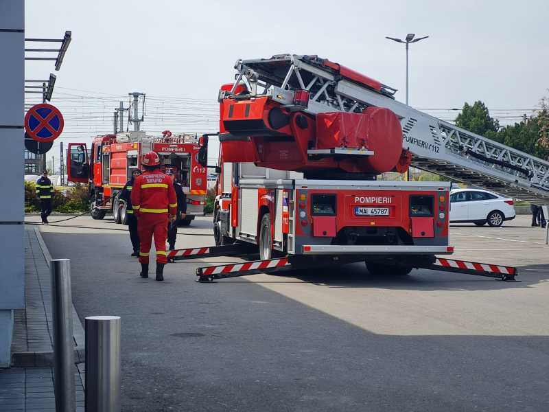 Aproximativ 100 de persoane evacuate în urma unui incendiu la un supermarket din Ploiești