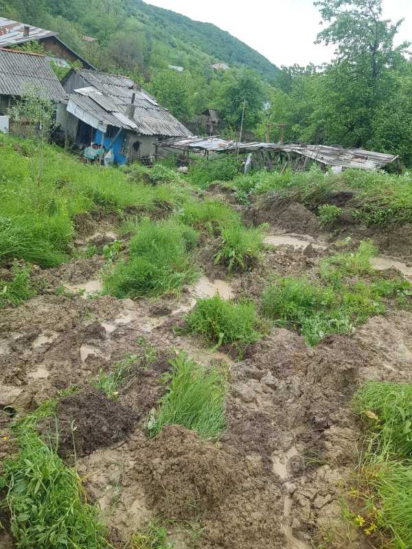 Alunecare de teren în comuna Chiojdeanca; o familie s-a evacuat