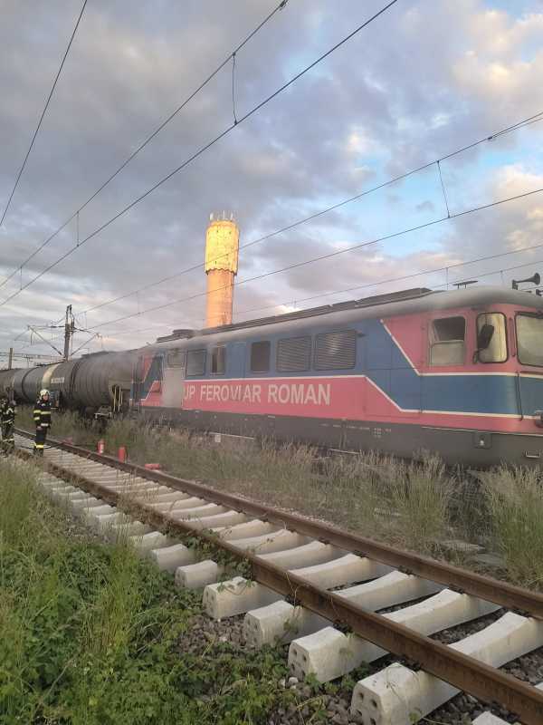 Incendiu la locomotiva unui tren care tracta 36 de vagoane cu țiței