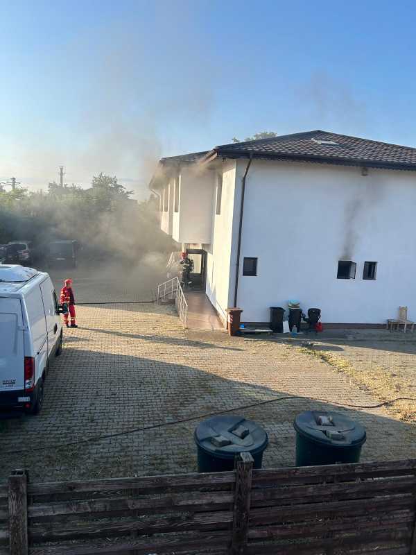 Incendiul izbucnit la centrul comunitar din Berceni, provocat de un scurtcircuit; șase animale – salvate de pompieri