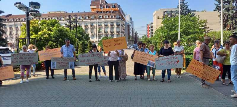 Protest al angajaților centrului medico-social din Boldești Scăeni; ei cer ajutor financiar