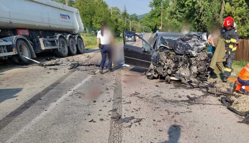Șofer decedat după impactul dintre un autoturism și o autobasculantă