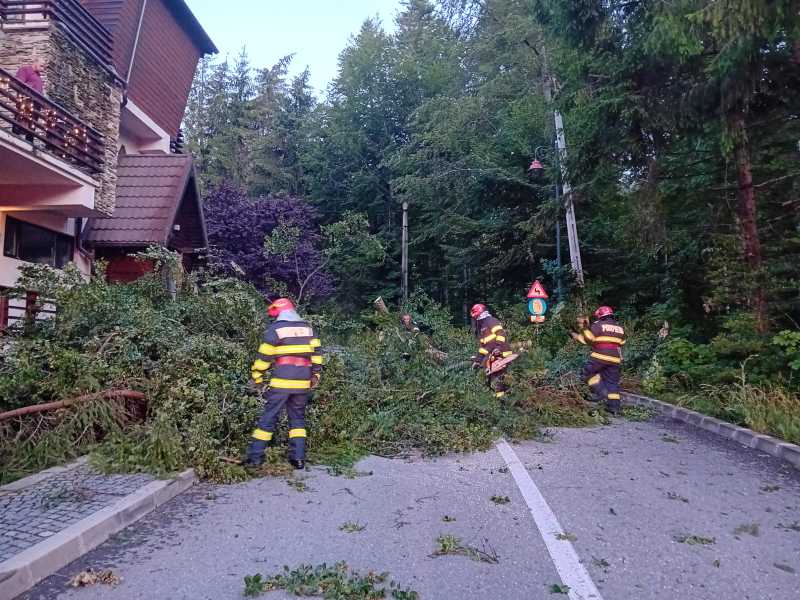 Peste 18.000 de consumatori, în continuare fără electricitate din cauza furtunii