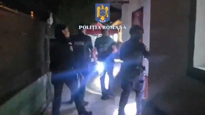 Percheziții la persoane care au dat spargeri în magazine dintr-un mall