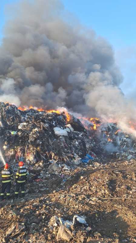 Incendiul izbucnit la o firmă de valorificare a deșeurilor, încă nestins după 16 ore; control al Gărzii de Mediu