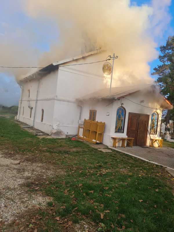 Incendiu la o biserică din comuna Poienarii Burchii; arde acoperișul