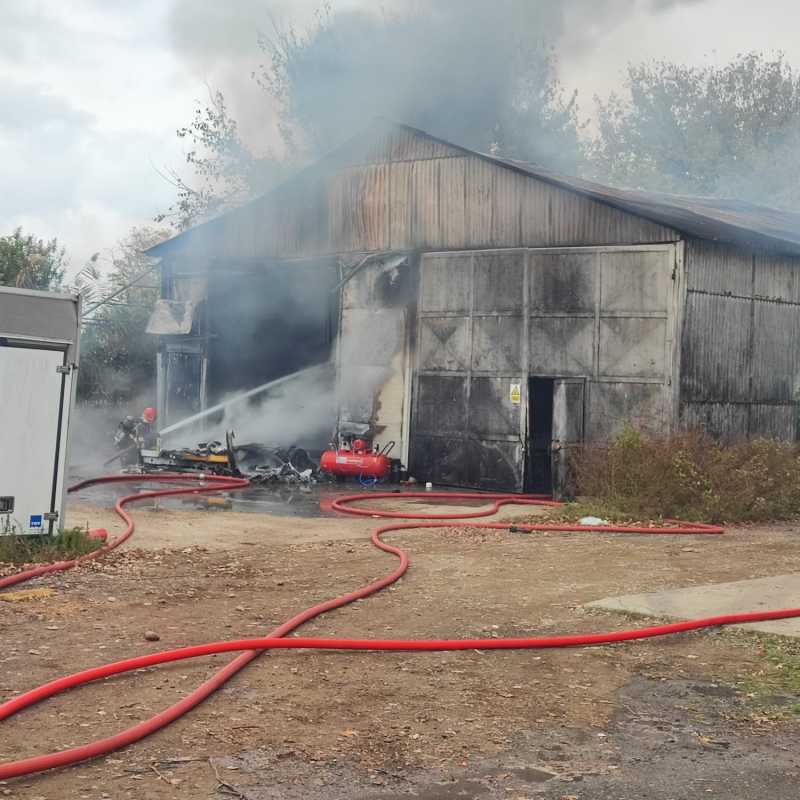 Incendiu la o hală lângă care se află 50 de tone de azotat de amoniu
