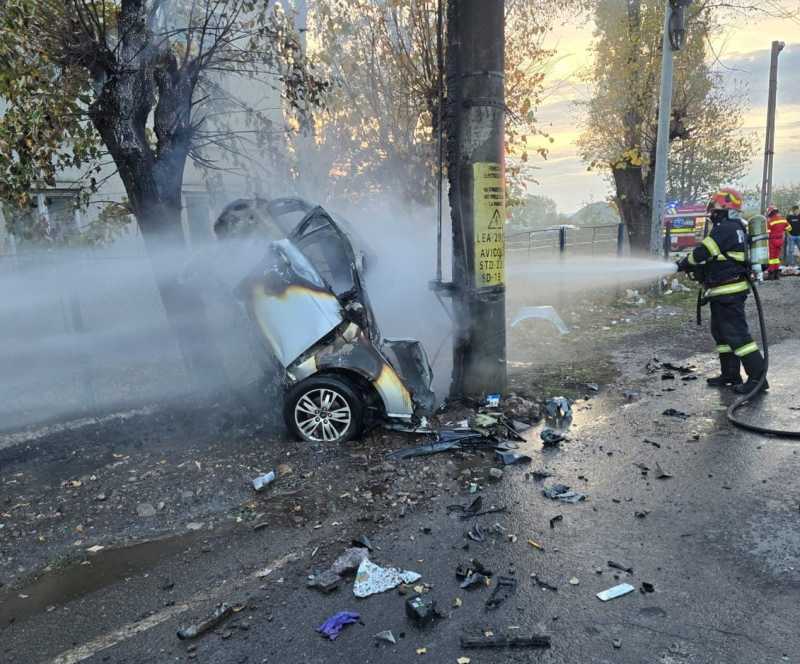 Bărbat decedat într-un accident pe DN 1; mașina în care se afla victima a luat foc