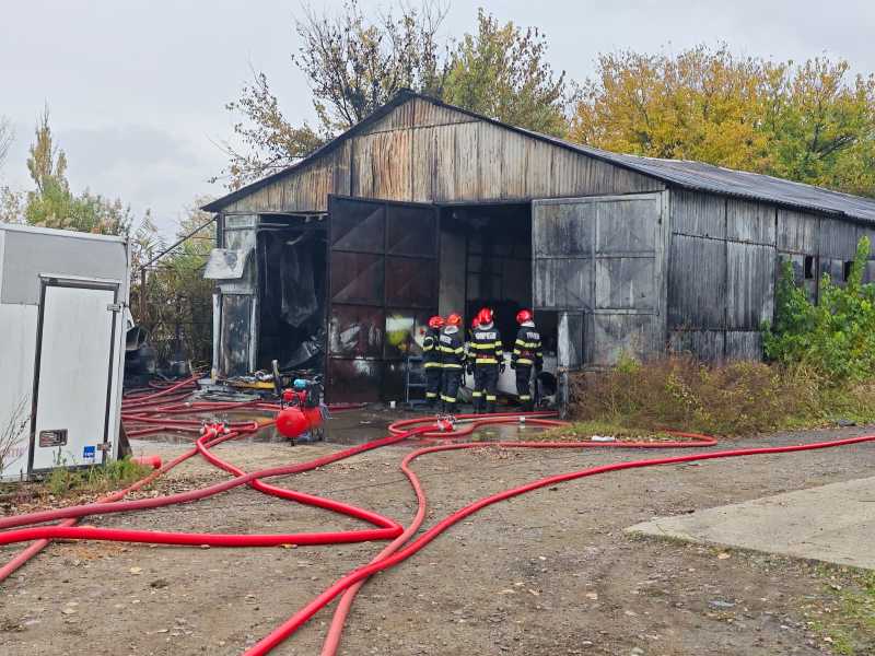 Incendiul izbucnit la o hală în care erau 50 de tone de azotat de amoniu – lichidat