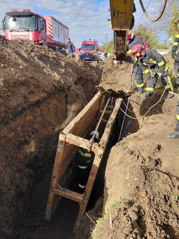 Anchetă pentru ucidere și nerespectarea securității în muncă în cazul muncitorilor decedați sub malul surpat