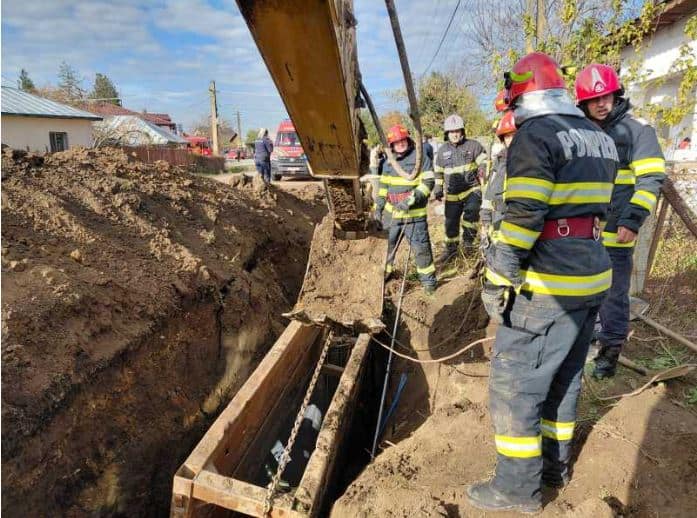 Unul dintre bărbații prinși sub malul de pământ surpat a fost găsit decedat