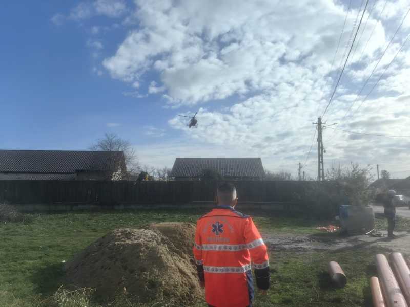 Două persoane, prinse sub un mal care s-a surpat