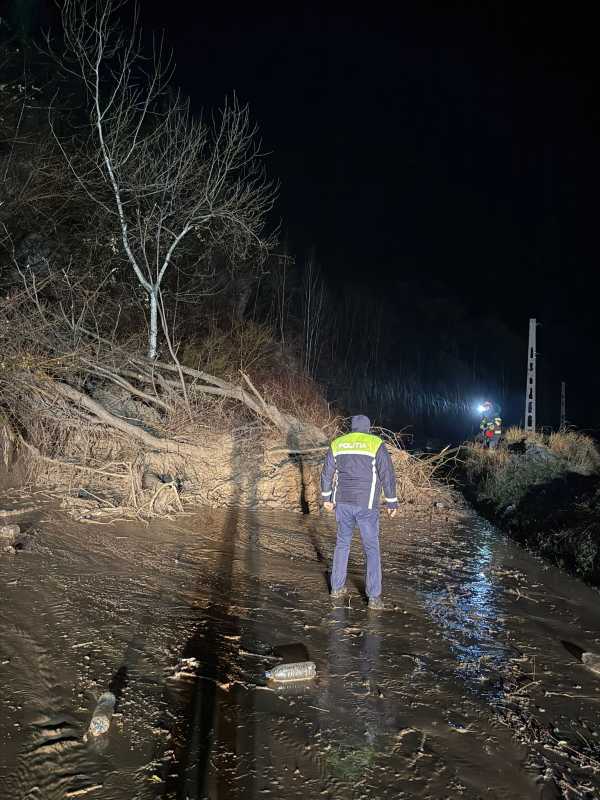 Alunecare de teren pe un drum județean; traficul este blocat