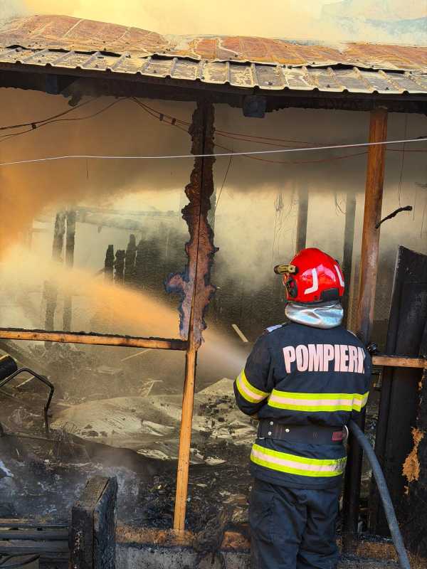 Două persoane au suferit arsuri în urma unui incendiu violent la mai multe locuințe