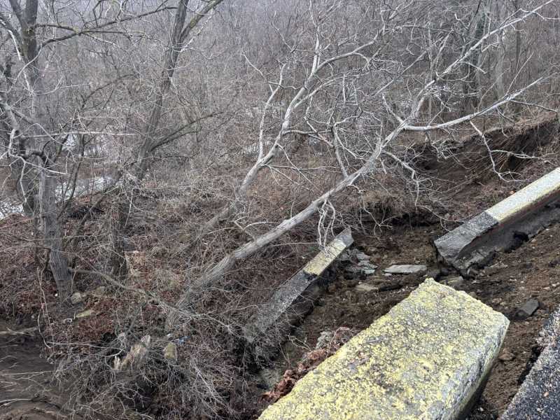 Alunecare de teren cu prăbușirea terasamentului pe Bulevardul Carol I din Câmpina