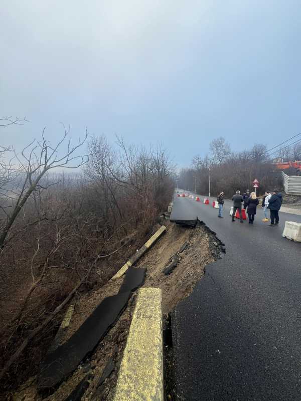 O bandă a DJ 101R s-a prăbușit la Câmpina; tronsonul era complet închis circulației
