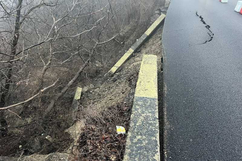 Alunecarea de teren de pe Bulevardul Carol I din Câmpina s-a agravat; pericol pentru circulație