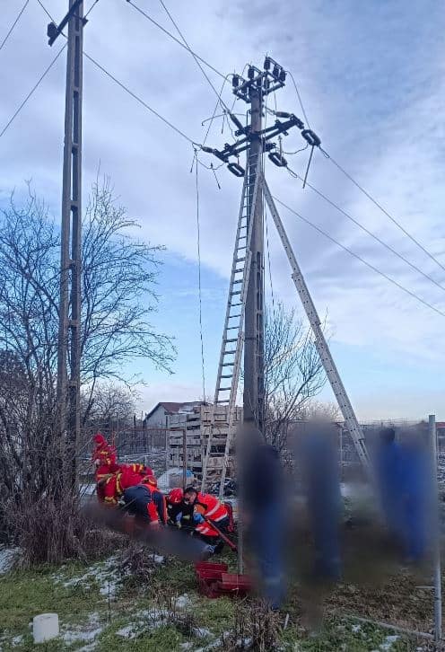 Doi bărbați care efectuau lucrări la rețeaua electrică s-au electrocutat; intervine elicopterul SMURD