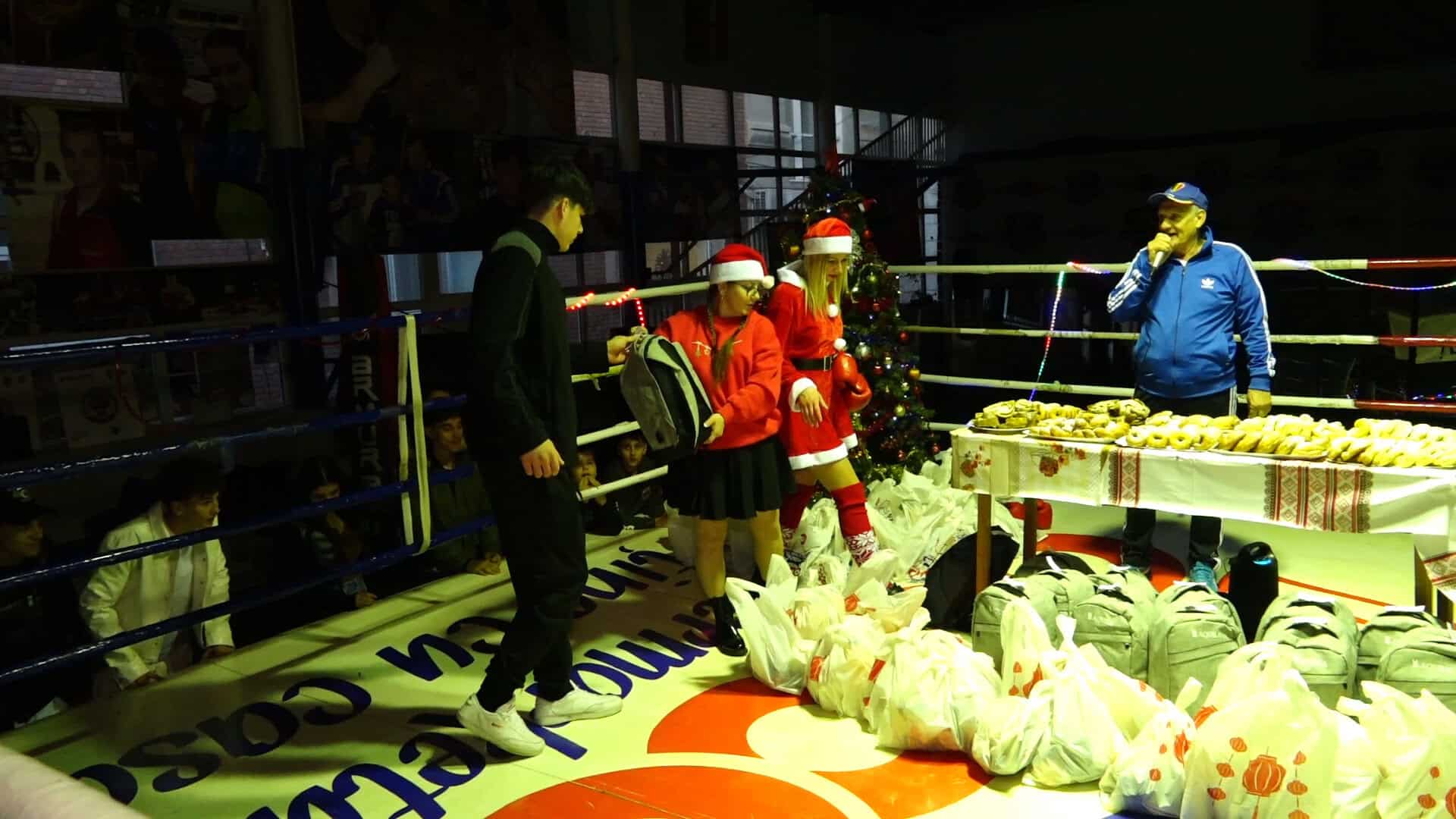 Crăciunițele și Moșul apreciază și boxul!