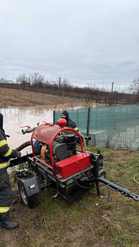 Curți inundate în trei localități; Cod roșu hidrologic emis de autorități