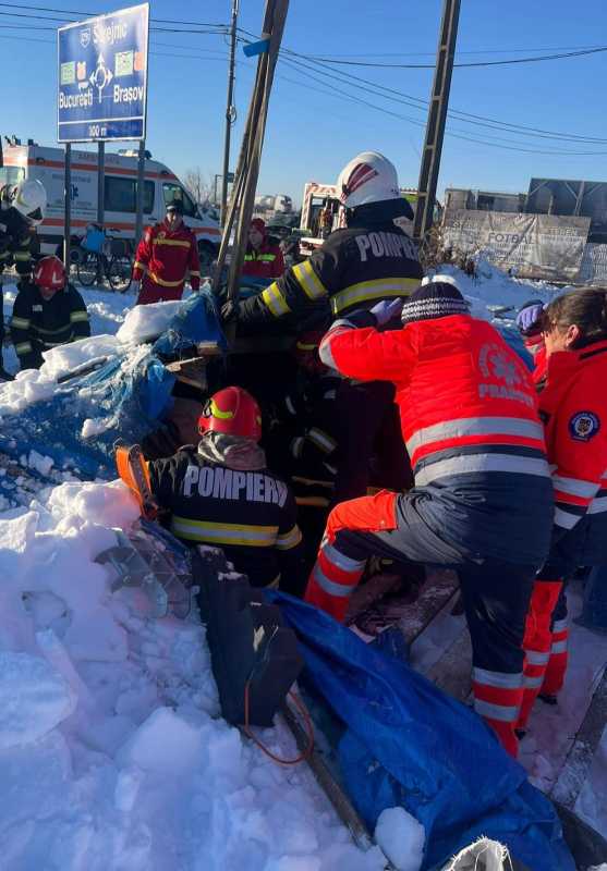Bărbat prins sub acoperișul prăbușit al unei anexe; el a fost scos de pompieri și transportat la spital