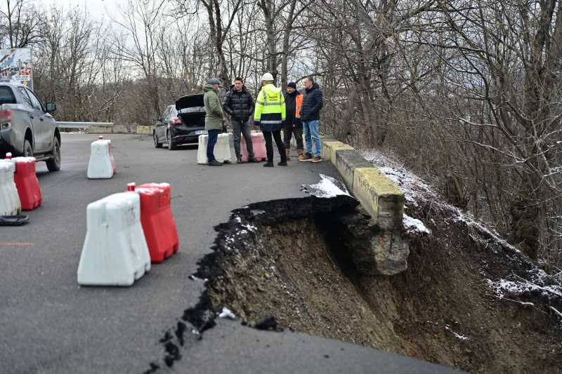 Investigații geotehnice pe drumul județean care s-a prăbușit la Câmpina