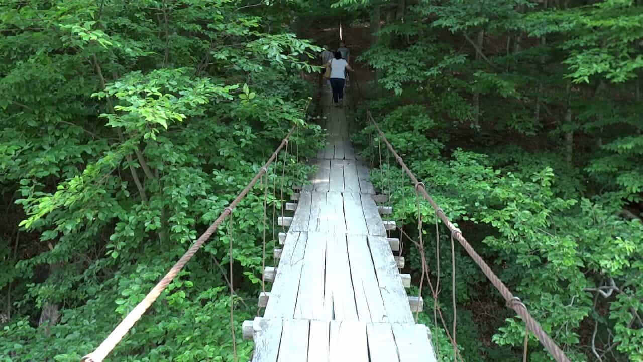 Traseul scurt care urca la manastirea Crasna