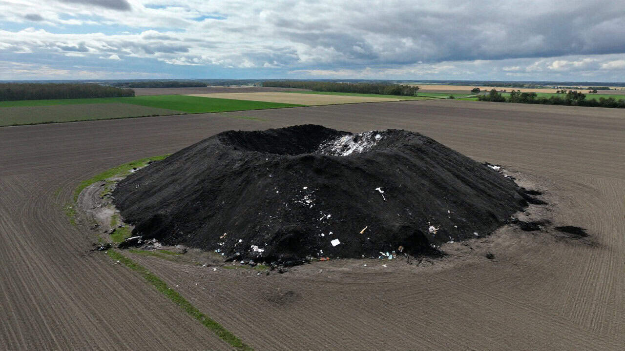 Patru persoane acuzate că au îngropat ilegal cantități mari de deșeuri neprelucrate, condamnate la amendă penală