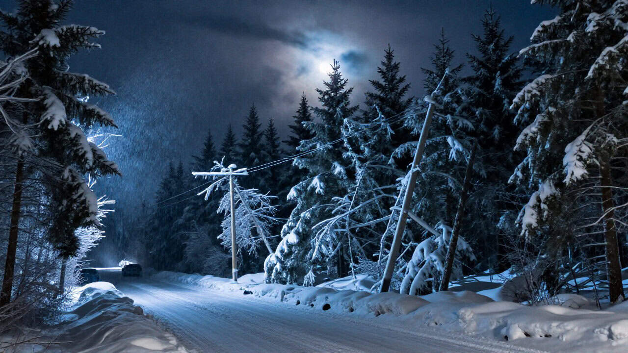 Zeci de copaci și stâlpi de electricitate prăbușiți; mașini blocate de zăpadă și mii de persoane fără electricitate