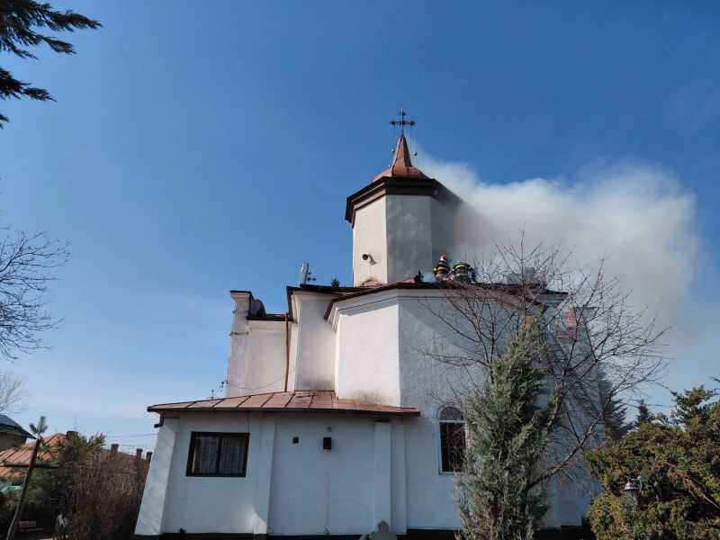 Incendiul izbucnit la biserica din Puchenii Moșneni este localizat; nu sunt victime