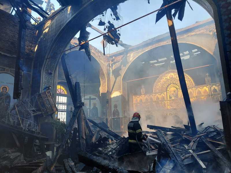 Incendiul izbucnit la biserica monument istoric a fost lichidat; turla principală s-a prăbușit (GALERIE FOTO)