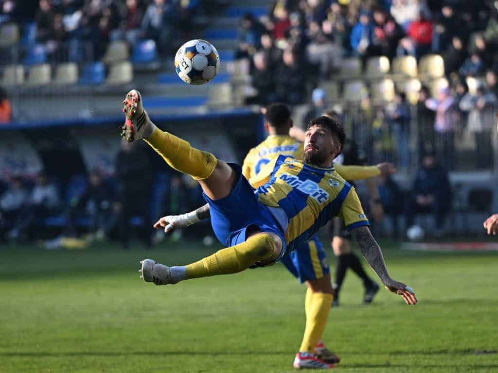 Tatăl se luptă pentru evitarea retrogradării în timp ce fiul a cucerit titlul!