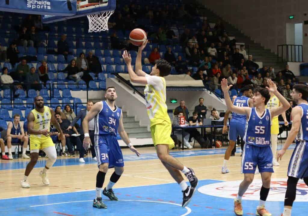 Baschetbaliștii CSM Petrolul joacă în “derbiul suferinței” iar baschetbalistele alPHa vor să evite ultimul loc