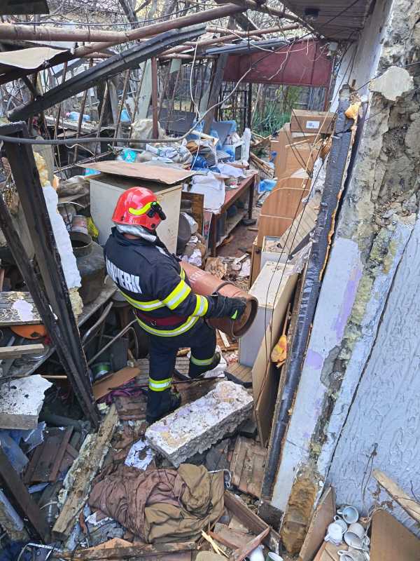 Bătrân rănit într-o explozie neurmată de incendiu; este așteptat elicopterul SMURD