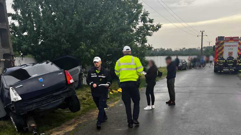 Un bărbat a murit după ce mașina pe care o conducea a lovit un stâlp de electricitate