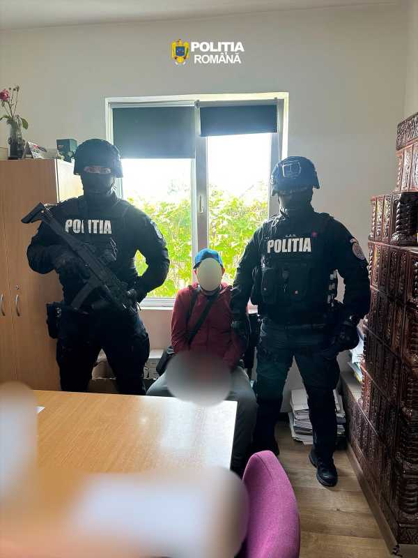 Bărbat cercetat pentru ultraj, după ce și-a instigat câinele să-i atace pe polițiști