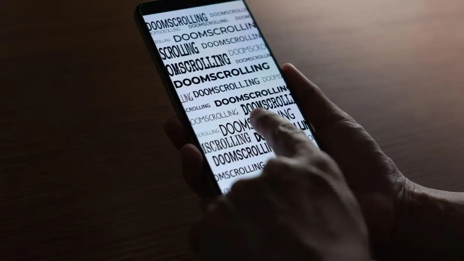 Specialiștii avertizează: adolescenții trebuie să renunțe la „doomscrolling”-ul nocturn