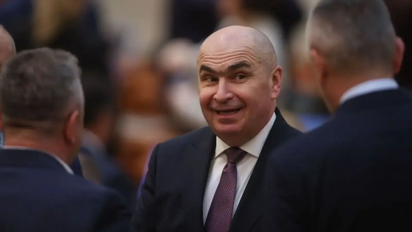 Premierul îl felicită pe Mungiu, după premiul de la Cannes: „Ne bucurăm să vedem un cineast român apreciat!”
