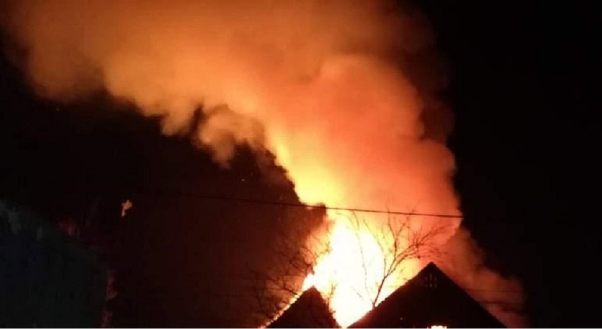 Locuință distrusă de un incendiu, azi-noapte, la Cerașu. Pompierii au fost nevoiți să-și lase autospecialele la peste 300 de metri distanță