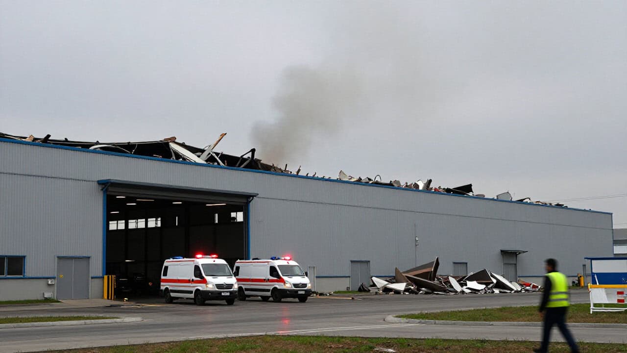 Explozie la un depozit din Blejoi; o persoană este rănită, există pericolul de producere a unei noi explozii