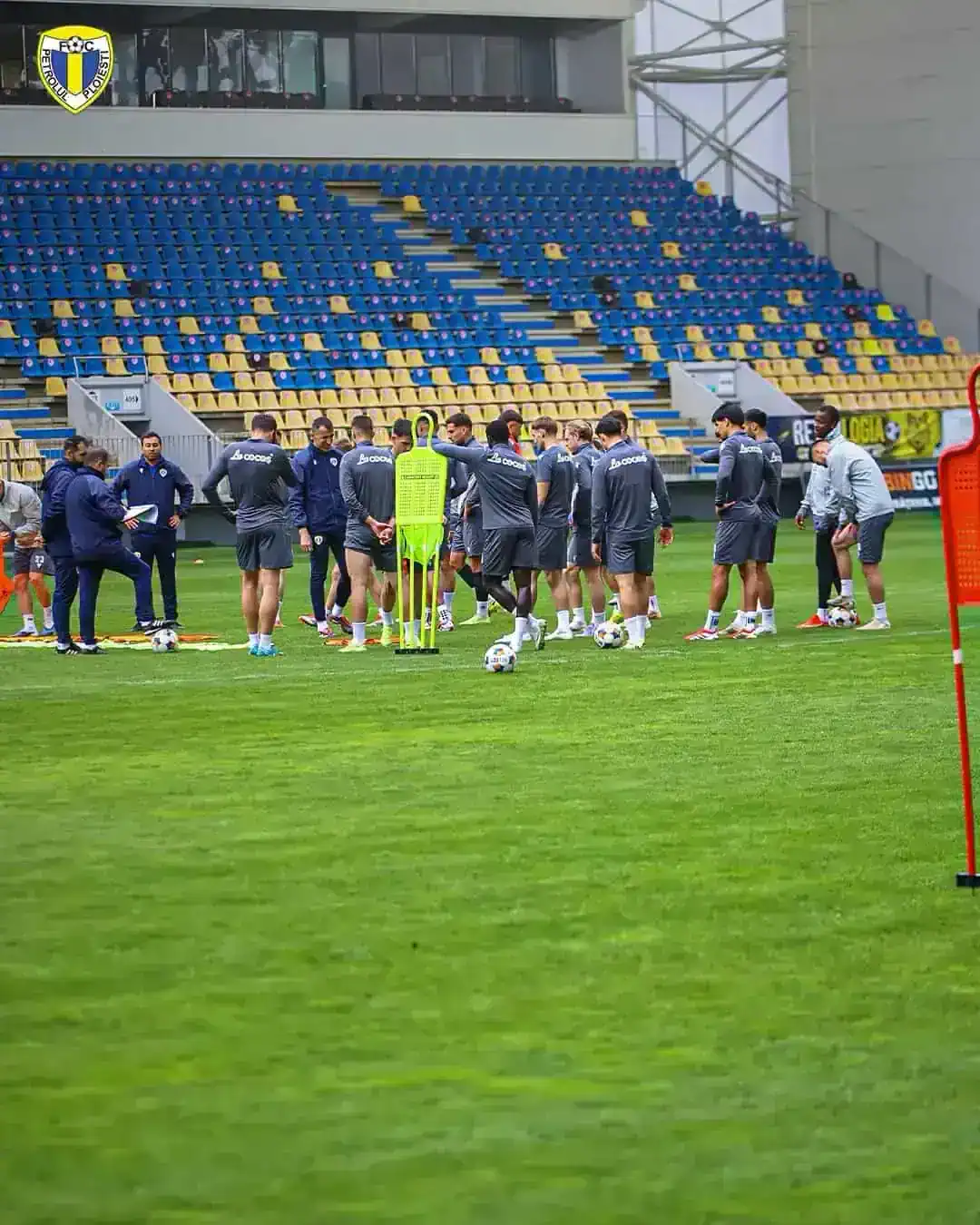 Petrolul apelează la un antrenor fără contract de 6 luni de zile!