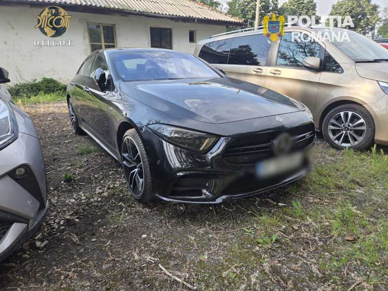 Autoturisme de lux, bani, bancnote contrafăcute și chei de mașini, ridicate în urma a zeci de percheziții
