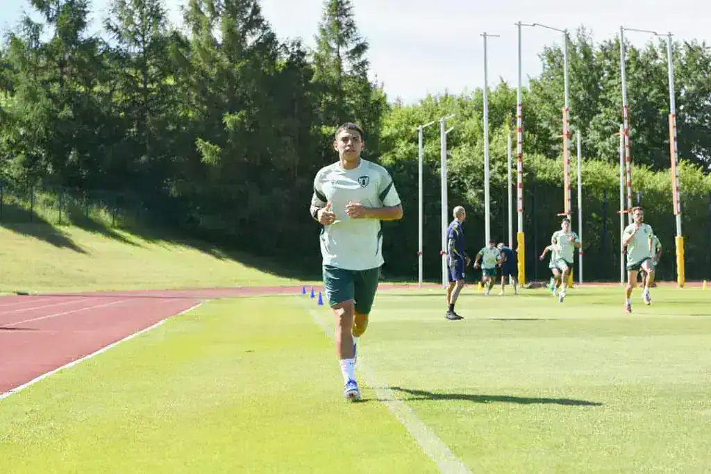 Mijlocașul cu clauză anti-alcool se antrenează cu Petrolul